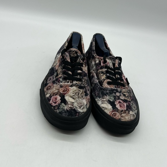 Vans off the wall Men 10 Velvet Roses Pattern Black Soles Skateboarding Sneakers - Picture 1 of 14